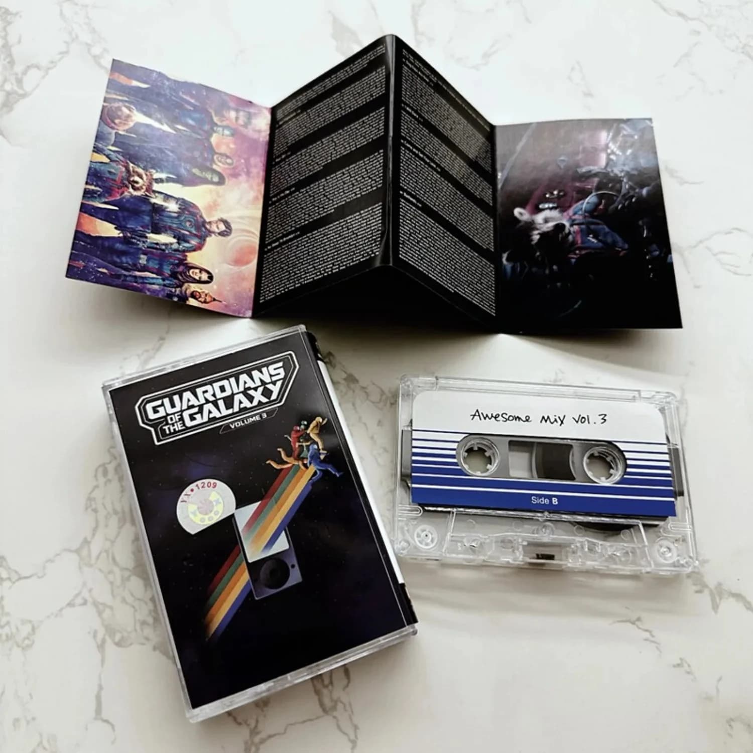 Cassette de musique pop de style science-fiction rétro occidental, avec illustration artistique Rainbow Orbit, morceau populaire atmosphérique et nostalgique