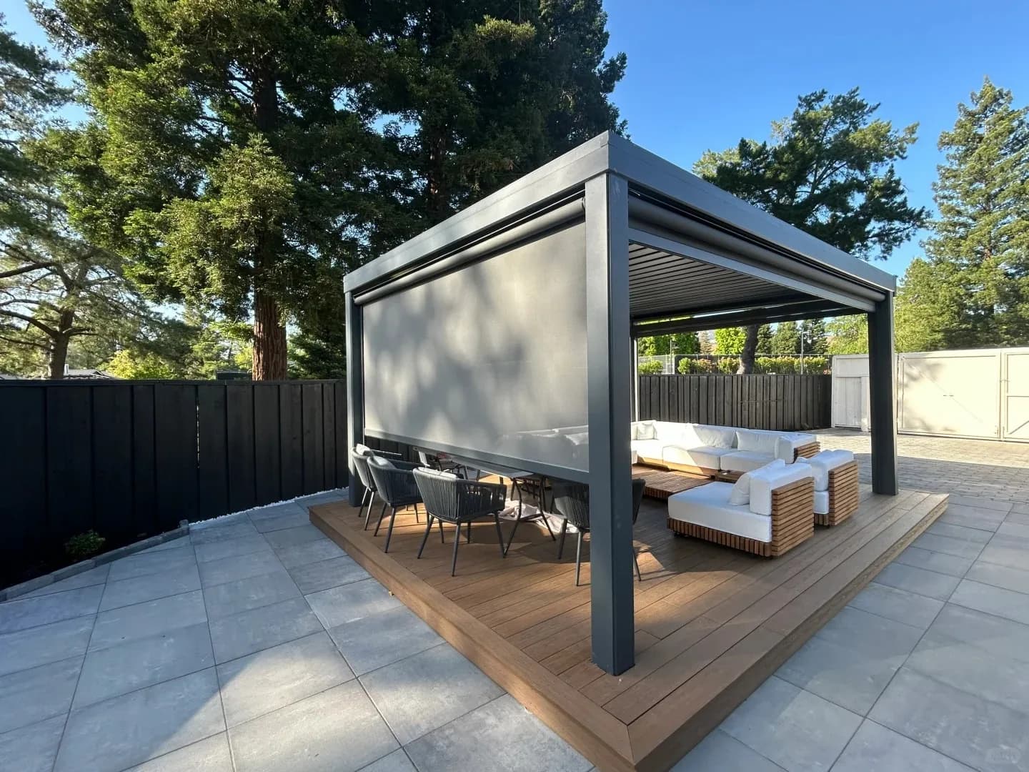 Pergola bioclimatique motorisée en aluminium avec toit à lames orientables