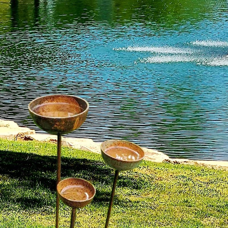 Ensemble de 3 mangeoires à oiseaux en forme de collecteurs de pluie rouillés pour la décoration extérieure du jardin, station d'arrosage ▪