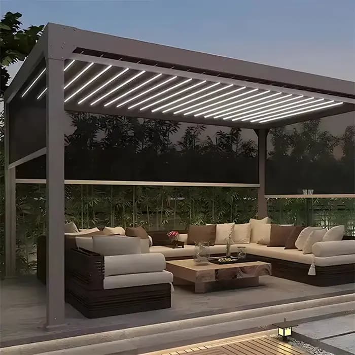 Pergola motorisée à persiennes extérieures en aluminium
